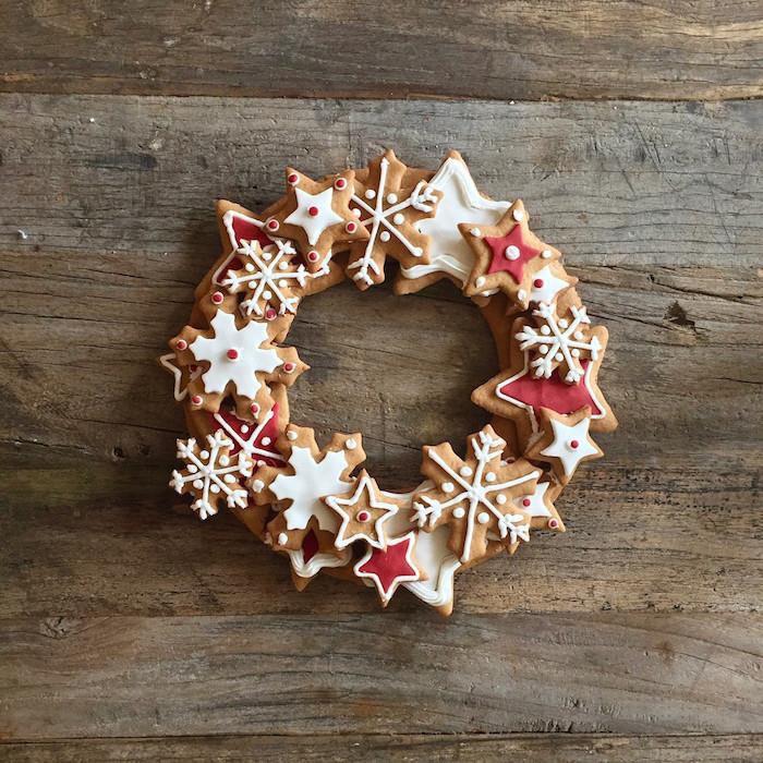 Noel için çiğnenebilir tatlı fikri, beyaz ve kırmızı krema süslemeli Noel zencefilli kurabiye