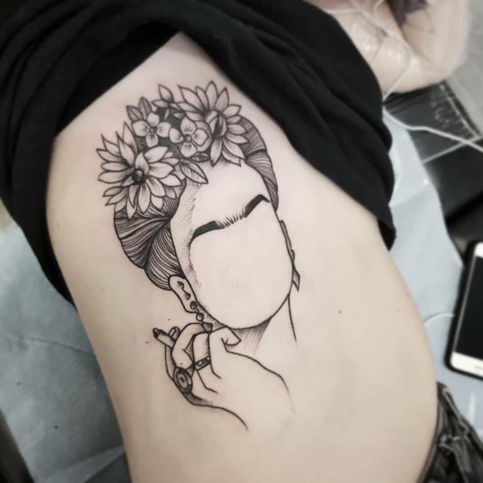 Svobodna tetovaža navdih stilizirana risba Frida Kalho, prvotni model tetovaže ženska obraz cvet krono