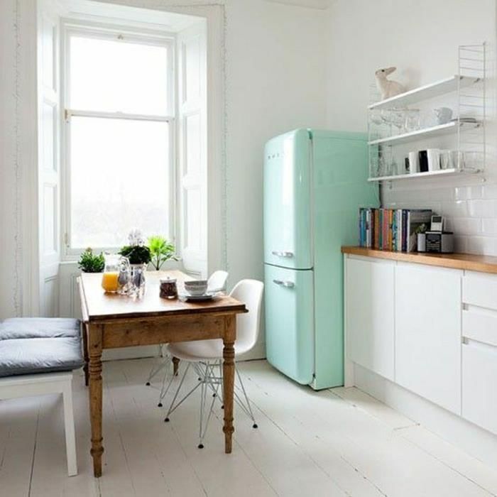 hladilnik-barva-turkizno-bele-stene-bež-tla-bež-plastika-stol-lesena miza