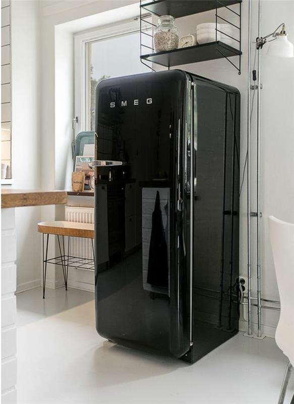 kuhinjska postavitev, sijajni črni hladilnik, bela lakirana kuhinja, bele ploščice, delovna plošča z imitacijo svetle lesene površine