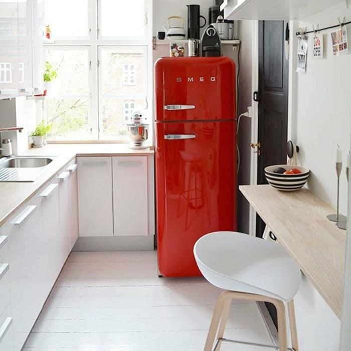raudonas šaldytuvas, skandinaviška mediena ir balta aukšta kėdė, medinė sieninė juosta, kampinė virtuvė, didelis langas