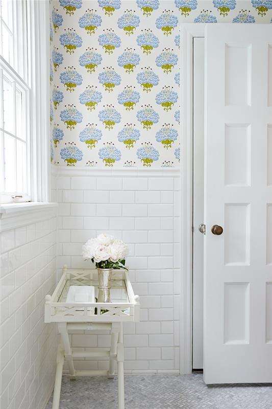Beyaz iç mekanı yenilemek için duvarın üstüne yerleştirilmiş mavi ve yeşil çiçek desenli tuvalet kağıdı