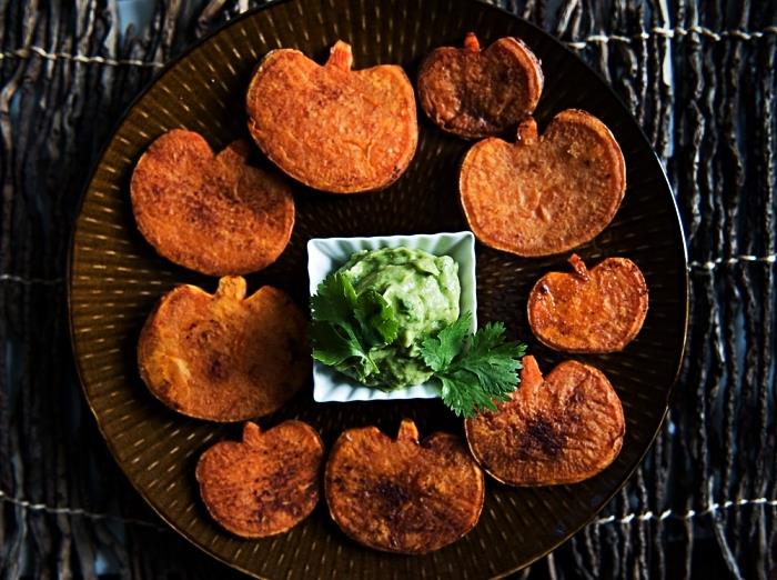 Ev Yapımı Guacamome ile Kabak Şekilli Fırında Tatlı Patates Kızartması, Hızlı ve Kolay Cadılar Bayramı Tarifi