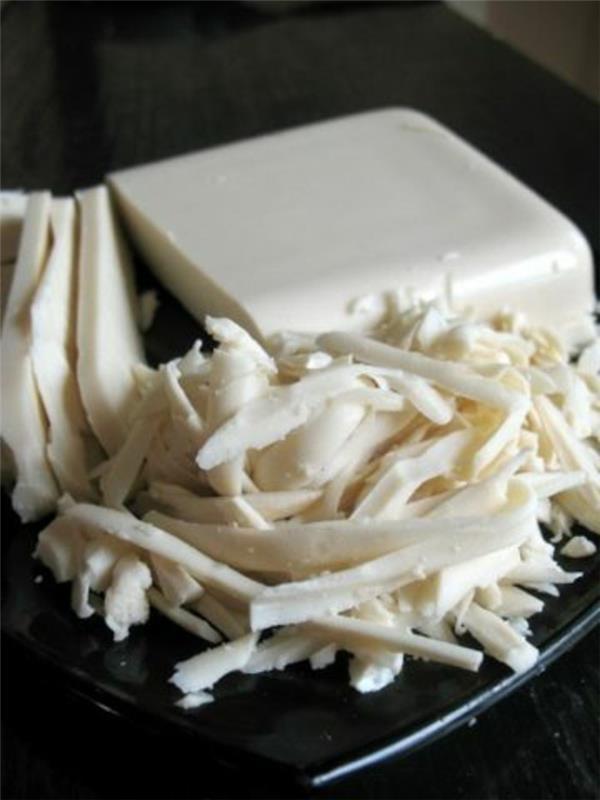 vegan-rendelenmiş-peynir-sert-peynir-fındık-veya-tofudan yapılmış