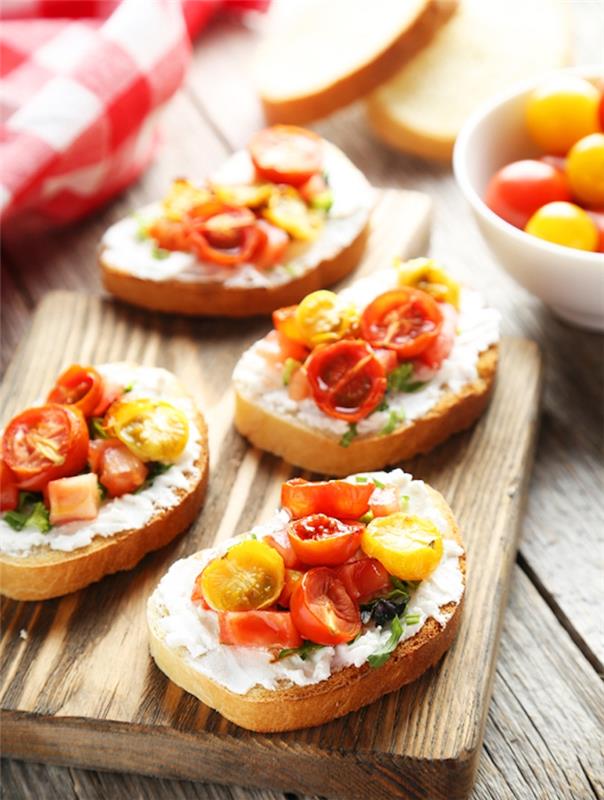 skrebučiai su rikotos sūriu ir vyšniniais pomidorais ant duonos riekės, paprasti sveiki pusryčiai
