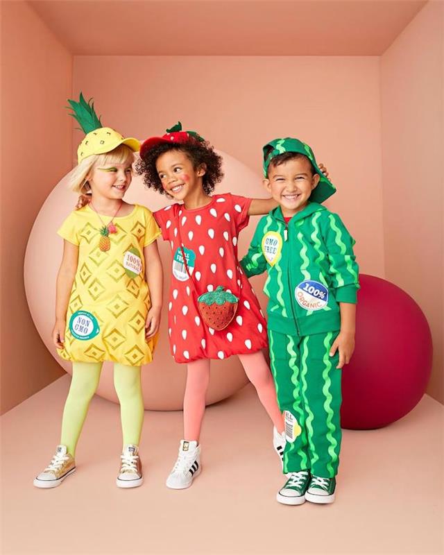 Otroci, preoblečeni v sadje, prijatelji, kostum za noč čarovnic, izvirna ideja, jagodni ananas in otroški kostum iz lubenice, preprosti kostumi