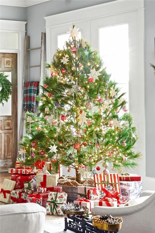 zabava-deco-božično drevo-okrašena-jelka-lepa-zabava-darila-lestvica