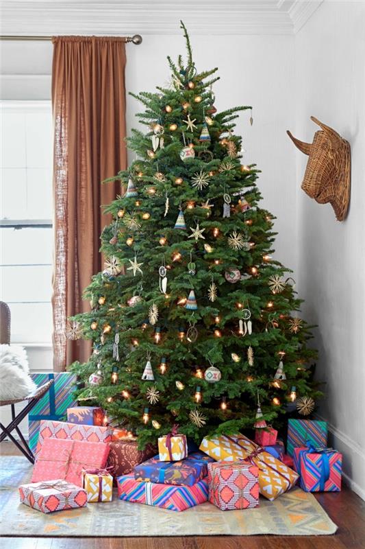 zabava-deco-božično drevo-okrašeno-lepa-lepa-darila-zavijanje
