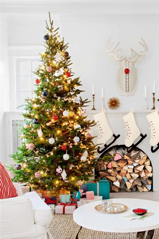 party-deco-božično drevo-okrašeno-lepa-veličastna-ideja-deco