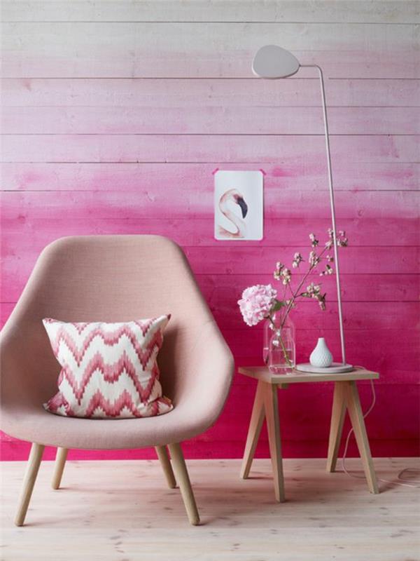 barva fuksije z naslanjačem v bledo rožnati in svetlo leseni steni pobarvana v fuksiji