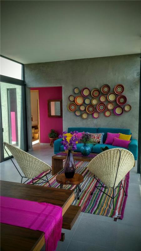 fuschia kot barvni poudarki v dnevni sobi z možnostjo stene v barvi fuksije