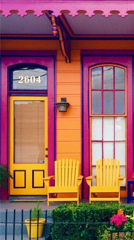 barva fuksije na fasadi hiše v Ameriki Kombinacija stila Hispano z rumeno