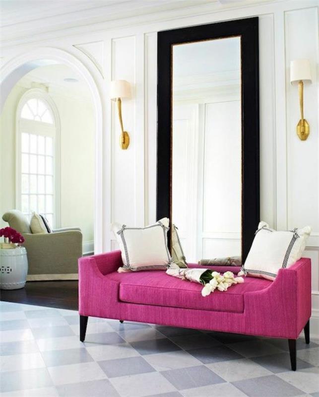 fuchia v dnevni sobi v klasičnem minimalističnem slogu z velikim visokim ogledalom in stenskimi lučmi z belimi senčili