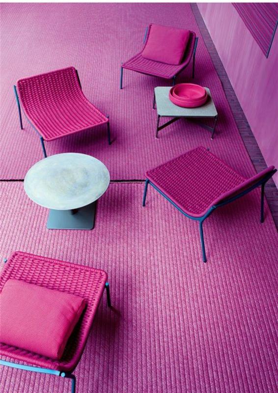 fuksija roza na terasi na tleh, pokrita s prevleko iz pletenice v barvi fuksije