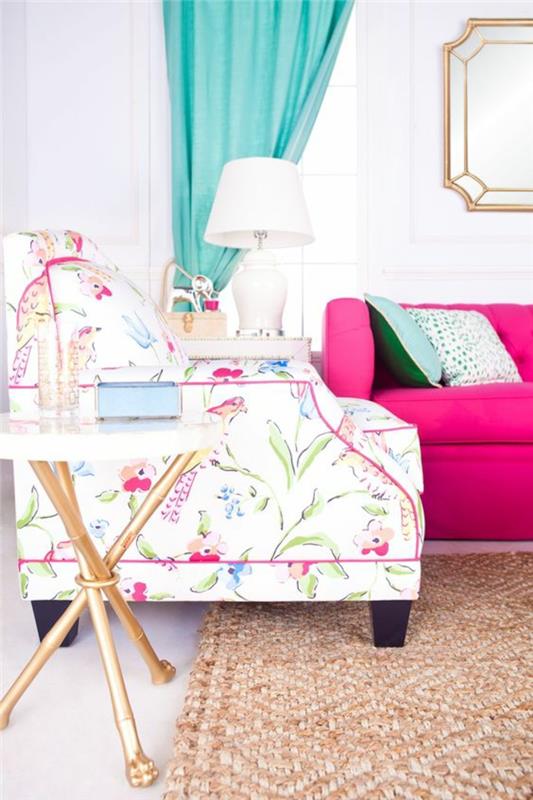 magenta dnevna soba v pastelnih barvah in bež preproga fotelj in kavč v različnih barvah