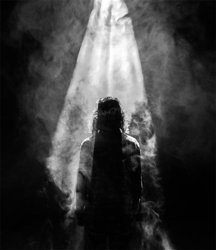 Črno -bela podoba silhueta moškega, črno -bela fotografija moškega, obkroženega z dimom