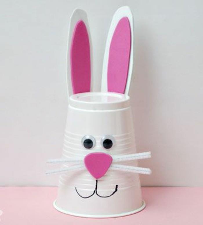 DIY projekti za otroke, zajček iz bele plastične skodelice, okrašen z belim in rožnatim filcem, lepljivimi očmi in mehkimi žicami