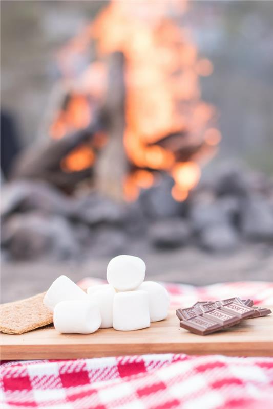 Pezzettini di cioccolato, immagini da mettere sfondo, fuoco con pezzi di legno