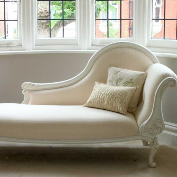 mobilya-antika-beyaz-güzellik-şezlong-salon-kapalı-beyaz-oturma odası-el yapımı-oyma-detay-ayrıca-basit-dikişsiz-halı-karo-parlak-şezlong-salon-kapalı