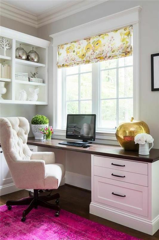 fuksija roza za preprogo v tej domači pisarni z belim in črnim pohištvom