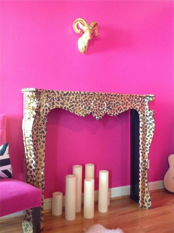 škrlatna barva fuksije na steni z uporabo kaminskega elementa z leopardovim tiskom in dekor z velikimi belimi svečami