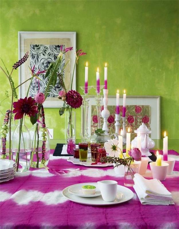 magenta v jedilnici na mizi z ujemajočimi se belimi in fuksijastimi svečami