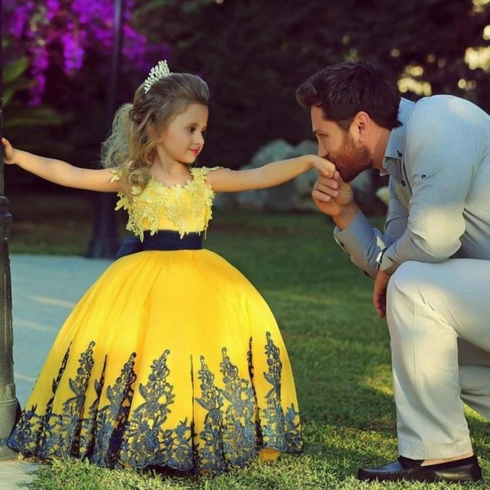Bir çocuk için nedime elbisesi, çocuğunu bir düğün için nasıl giydireceği fikri