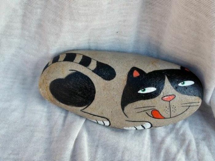 dekoruoti akmenukai, miela katytė ant akmenuko