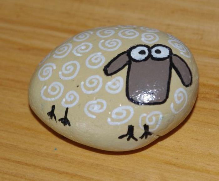 sukurti dekoruotus akmenukus, nupieštą avį