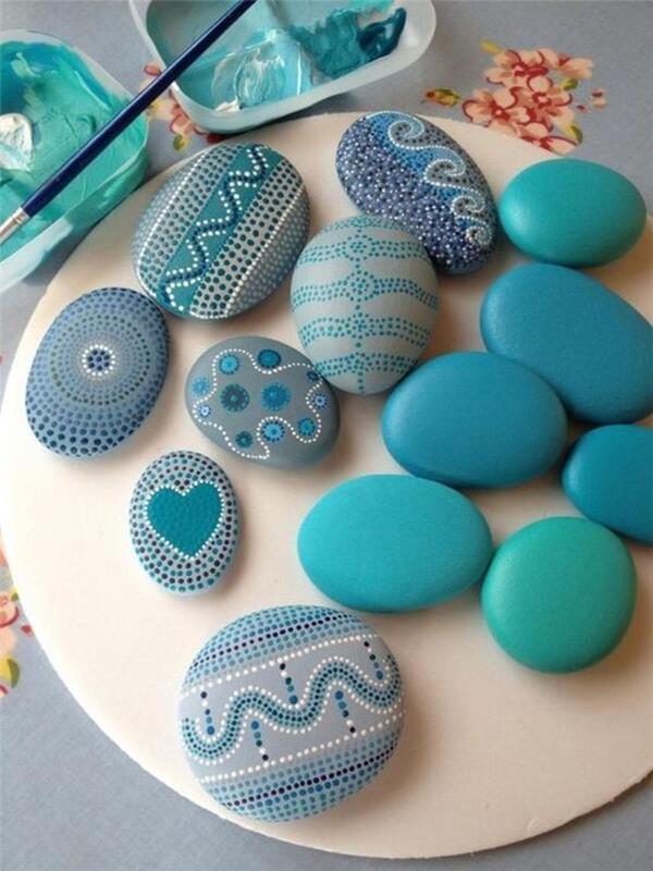 kamenčki, pobarvani v različnih odtenkih modre barve z obliko v majhnih pikah