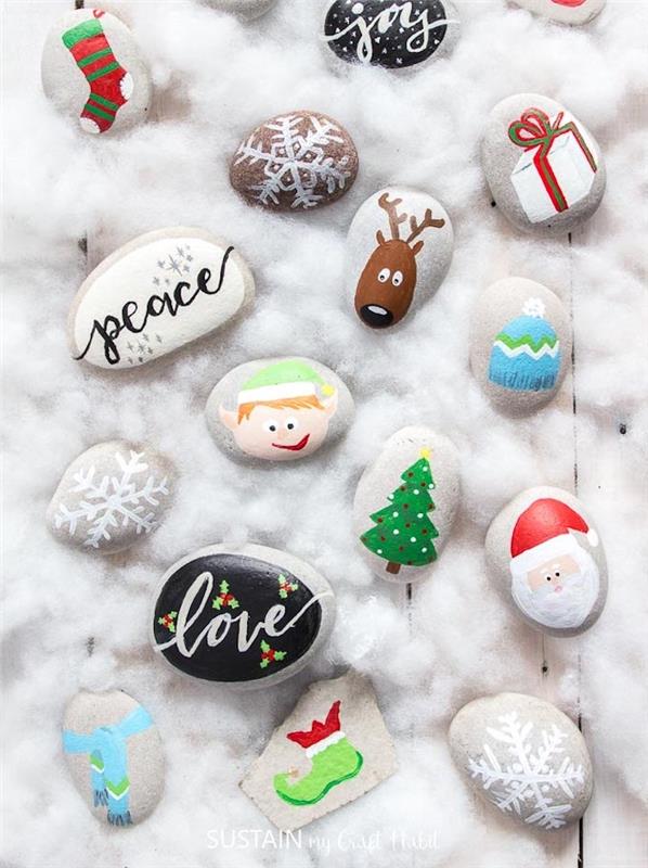piešimo akmenukais idėja Kalėdoms, Kalėdų Senelio raštais dekoruoti akmenukai, Kalėdų eglutė, Rūdolfas, dovana, sniego kolba