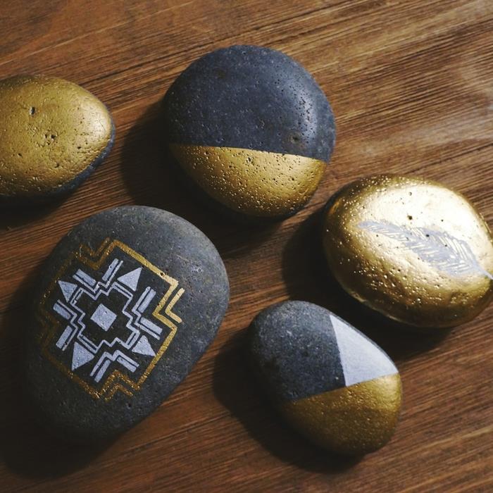 na kamenčke narišite etnične vzorce, da ustvarite zelo moden izviren dizajn