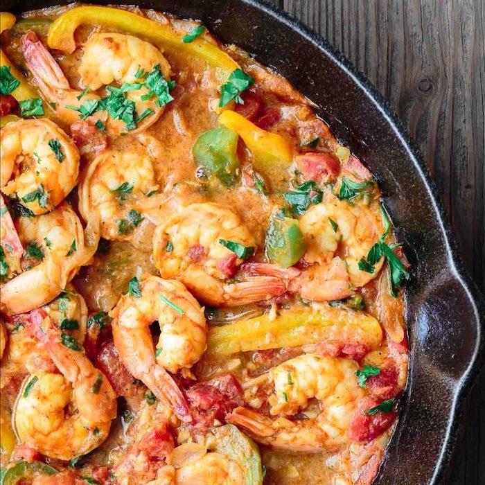 Gamberetti in sugo, padella con gamberetti e peperoni, idee per cena leggera