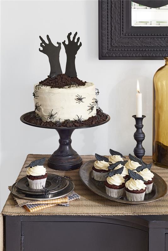 şekerli beyaz ganaj örümcekler çikolatalı kek cadılar bayramı dekorasyonu pasta çikolata parçaları kolay kekler