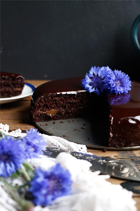 Šokoladinio pyrago receptas gimtadienio idėja minkštas šokoladinis pyragas su karamelė ir šokoladu