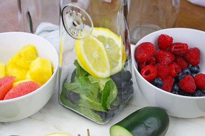 Pinterest razstrupljevalni napitek limona kumara meta lepa odcedna pijača vode, napolnjene s sadjem in zelenjavo