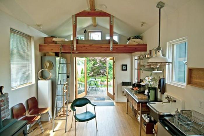 garažas-baldai-lova-antrame lygyje-laiptai-maži virtuvės langai-daugiau natūralios šviesos