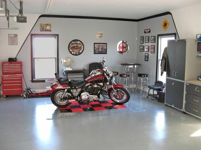 garažas-baldai-motociklas-stalas ir apvalios kėdės-maža virtuvė