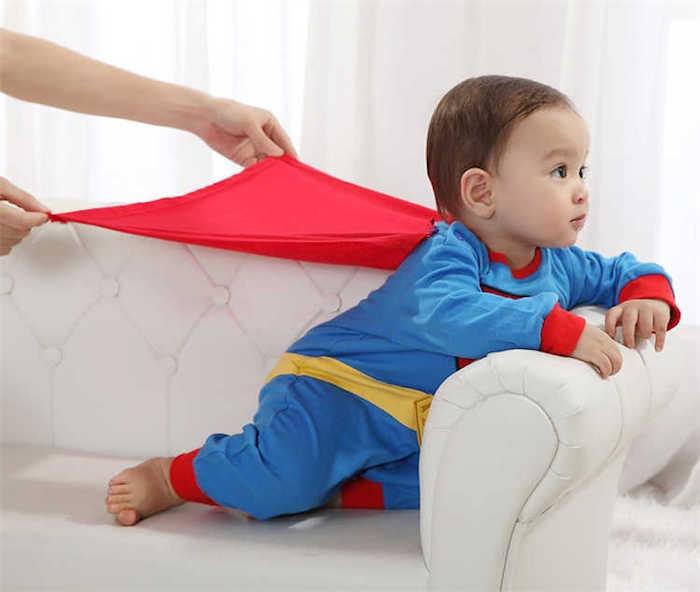 Otrok v kostumu superjunaka, kostum za noč čarovnic fanta supermen, kul kostum za najmlajše