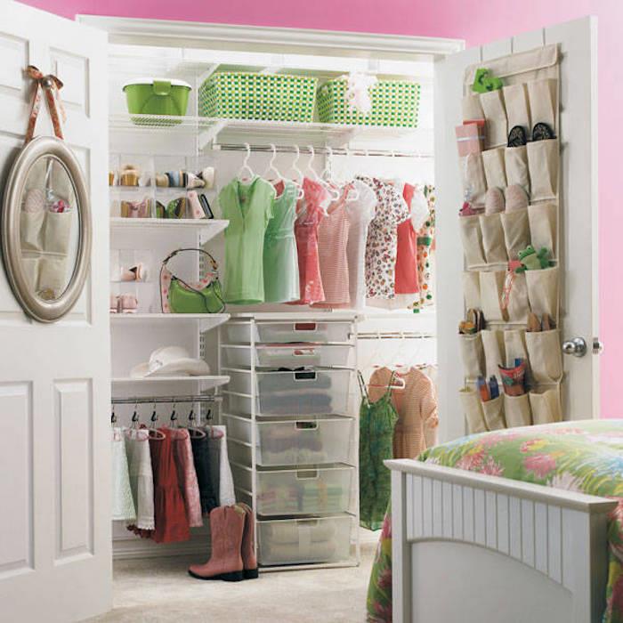Žalia ir rožinė atvira persirengimo kambarys, modernaus interjero drabužių saugykla, miegamojo idėja, gražus gėlių lovos užvalkalas