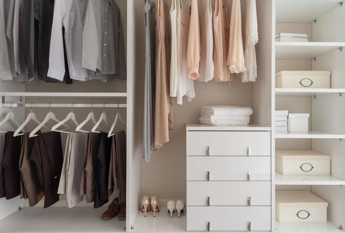kutulu minimalist yatak odası saklama modeli, kıyafetlerin ve ayakkabıların nasıl iyi organize edileceğine dair fikir