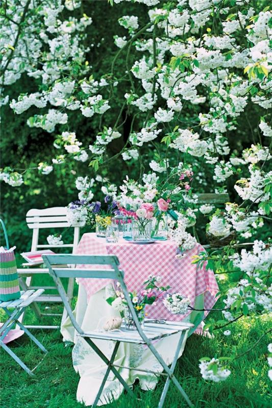 cvetoče drevo, vrtno pohištvo, cvetlični šopki, ideje za postavitev miz, vrtno oblikovanje, kovinski stoli