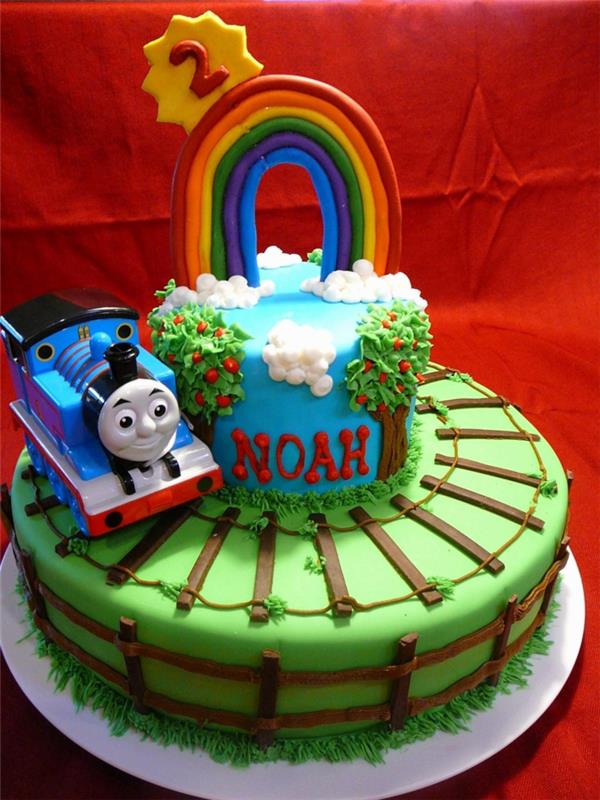 kūrybos tortas, suasmenintas gimtadienio tortas, geležinkelis ant torto, padengtas valgomuoju plastilinu