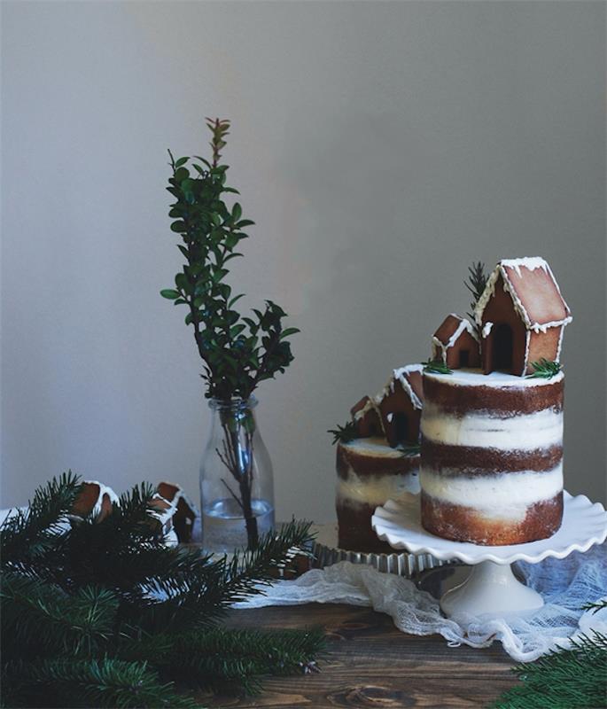 Dekorasyon için Noel aroması, zencefilli kurabiye ve gurme evlerle katmanlar halinde orijinal bir Noel pastası yapma fikri
