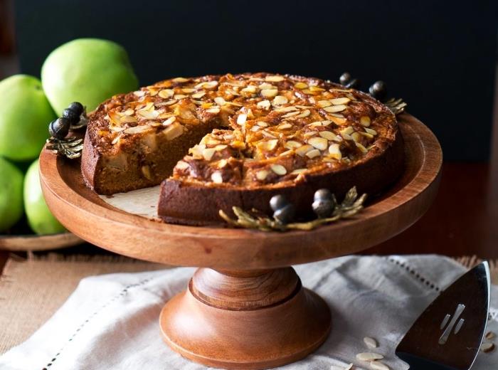 Recept za jabolčno mandljevo torto brez pšenične moke, posvetljen mandljev in jabolčni kolač