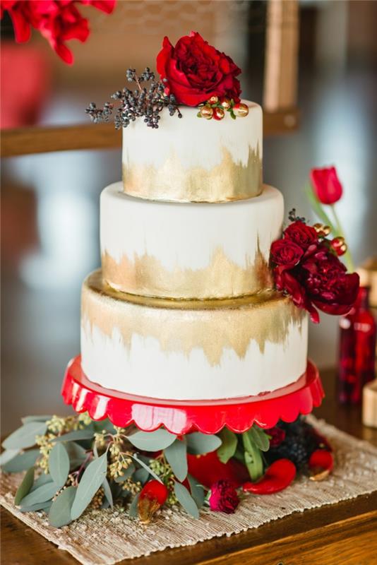 trijų pakopų tortas, raudonos rožės, elegantiškas suaugusiųjų gimtadienio tortas su gėlių puošmena
