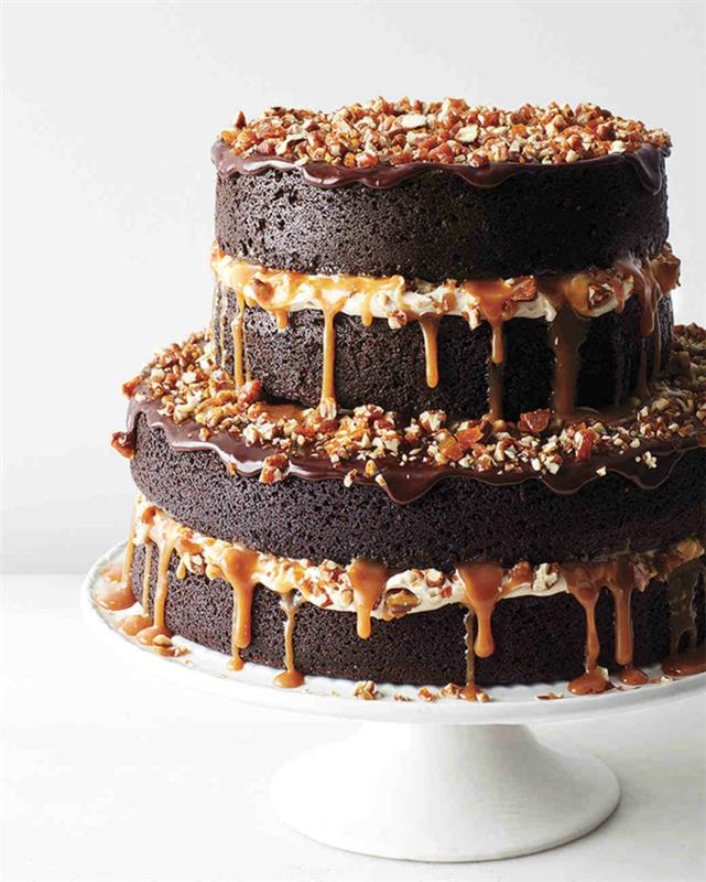 kaip pasigaminti šokoladinį gimtadienio tortą, kakavos pastos sluoksnius, apledėjusius grietinėle ir karamelė