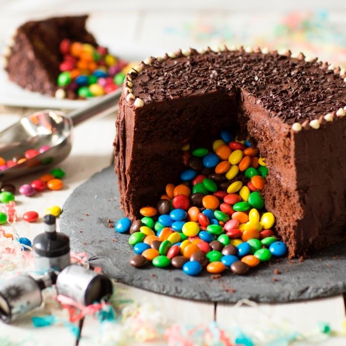 čokoladna torta smarties z domačim nadevom iz ganacheja, enostaven recept za torto piñata