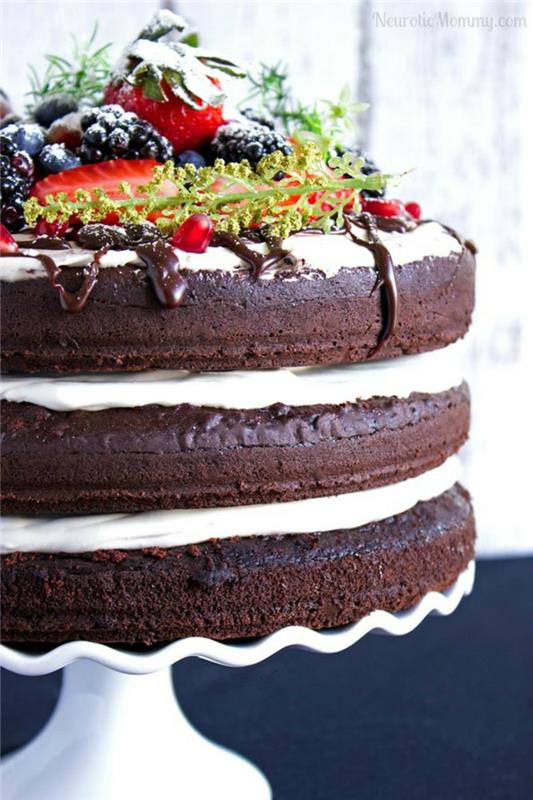 trijų sluoksnių šokoladinis gimtadienio tortas, kakavinis biskvitas, vanilinis kremas, papuošti šviežiais vaisiais