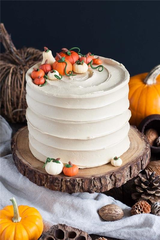 cadılar bayramı doğum günü pastası beyaz ganache dekorasyon ile küçük kabaklar kabak şeker ezmesi gıda boyası